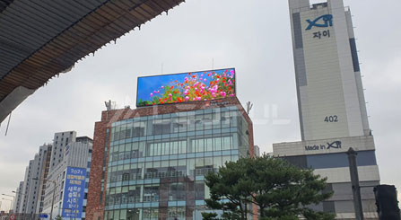 Большой светодиодный цифровой рекламный щит на крыше в Корее