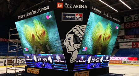 висячие четырехсторонние экраны внутри Чешской хоккейной площадки